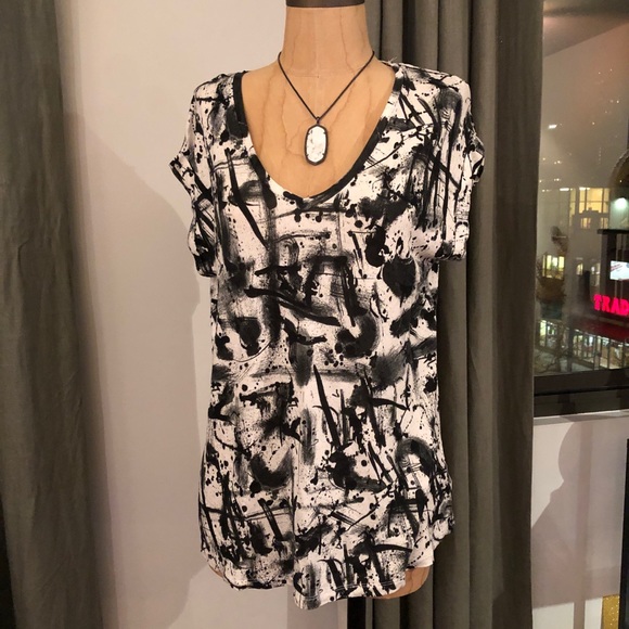❌SOLD❌ EUC Zara White Black Print V-Neck Short Sleeve T-Shirt Top Size Medium - Picture 5 of 10